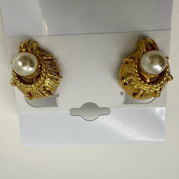 VINTAGE FAUX PEARL 80’s 90’s vibe GOLDTONE CLIP EARRINGS‎ - Picture 10 of 11